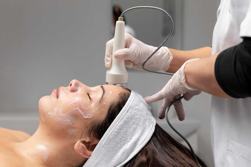Jak dermokosmetyki i profesjonalne kosmetyki do gabinetów kosmetycznych pomagają poprawić kondycję skóry – głębokie peelingi chemiczne, mikronakłuwianie i terapie z kwasem hialuronowym