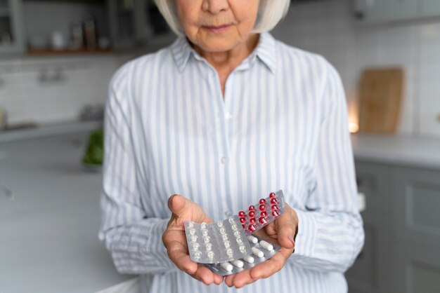 Jak wybierać suplementy diety dedykowane kobietom w okresie menopauzy – poradnik ekspertów farmaceutycznych